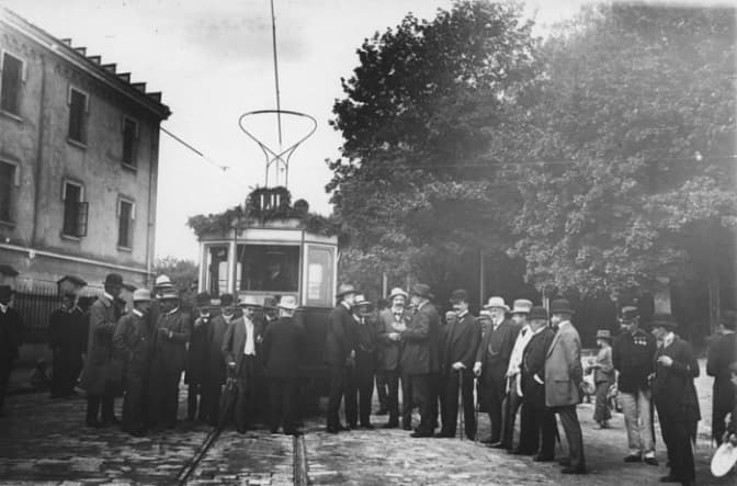 Які трамваї курсували Львовом 100 років тому. Архівне відео