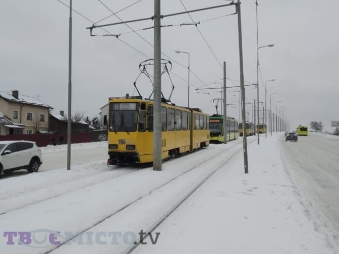 У Львові обледеніла уся контактна мережа електротранспорту. Коли можуть відновити рух