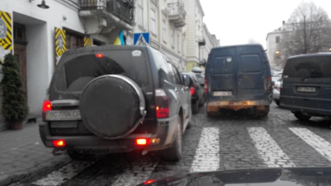 На стоянці на Валовій побільшає паркувальників та запросять ДАІ