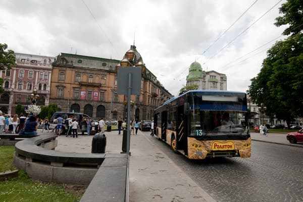 На проспекті Свободи облаштують смугу для руху тролейбуса