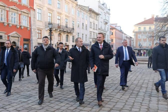 Голова Європейської ради Дональд Туск прогулявся центром Львова. Фото дня