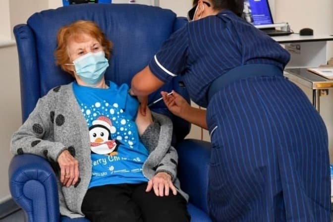 Першою людиною у світі, яка отримала щеплення від Covid-19, стала 90-річна ірландка