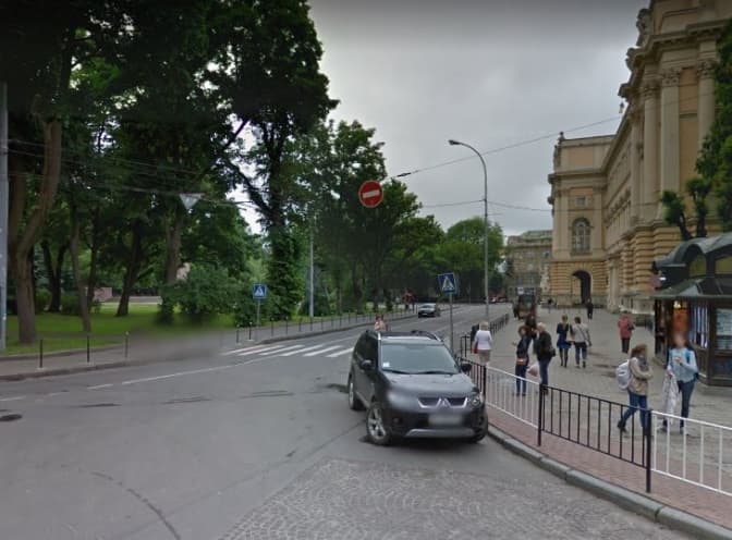 Біля львівського університету Франка облаштують ще одну смугу для громадського транспорту