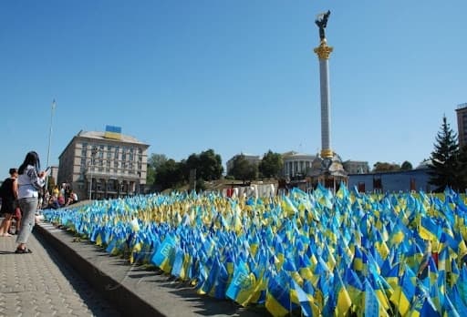 В центрі Києва тимчасово зупинять рух, щоби вшанувати памʼять Героїв