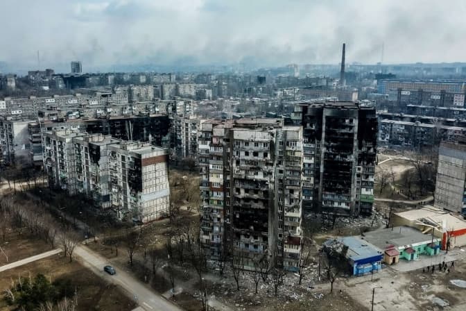 Окупанти можуть завдати ракетного удару по українських полонених під час «суду» в Маріуполі