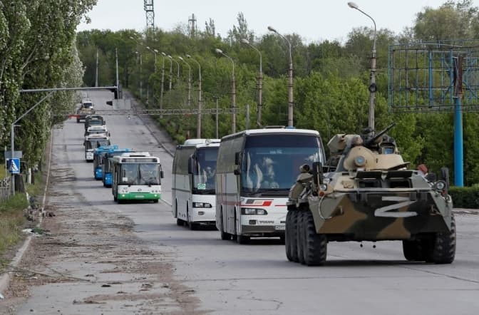 Із «Азовсталі» виїхало щонайменше 7 автобусів з українськими захисниками під наглядом росіян