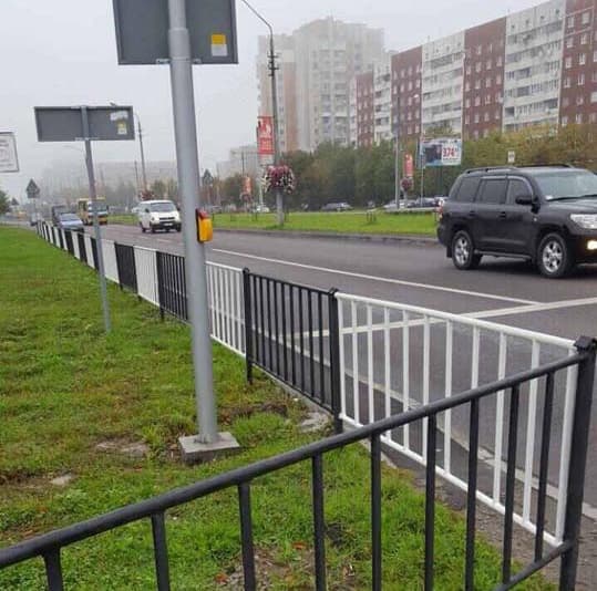 На Сихові демонтують паркан, який загородив «розумний» світлофор для пішоходів