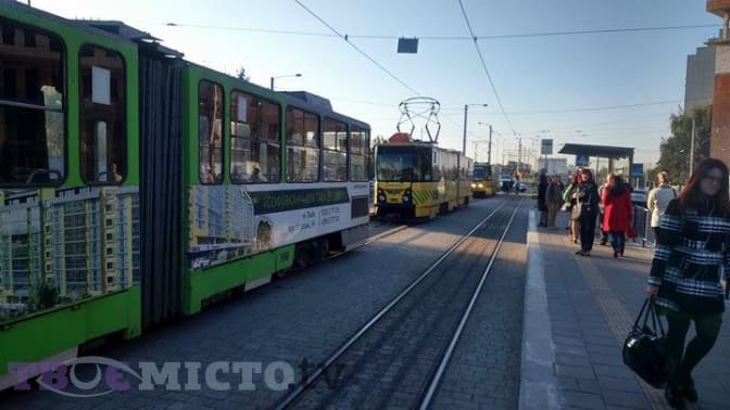 Ситуація на дорогах Львова: на сихівському мосту стоять трамваї