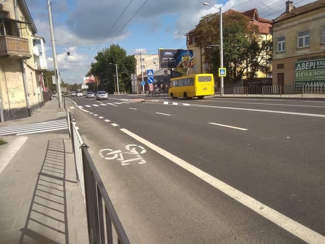 На мосту на Городоцькій облаштували велосмуги та острівці безпеки. Фото