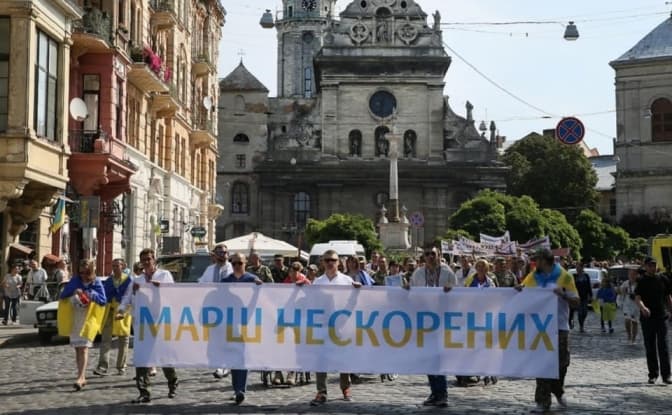 Волонтер з Донецька, пані Лавра з Чупринки. Репортаж з Маршу нескорених у Львові