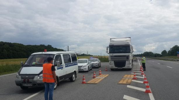 На дорогах Львівщини важать вантажівки