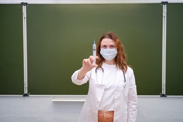 Профспілка просить на місяць відкласти відсторонення невакцинованих вчителів