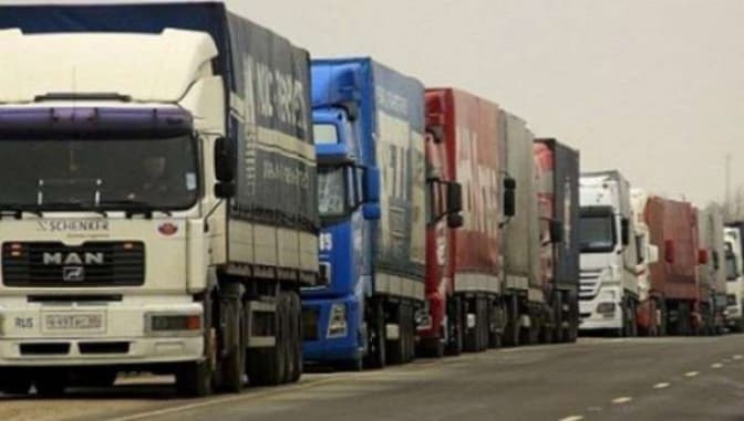 Водіїв вантажівок закликають утриматись від поїздок Львівщиною