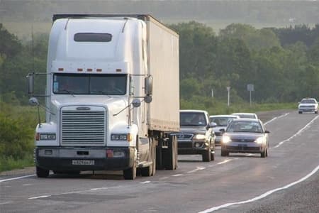 З червня вантажівки їздитимуть дорогами Львівщини лише вночі