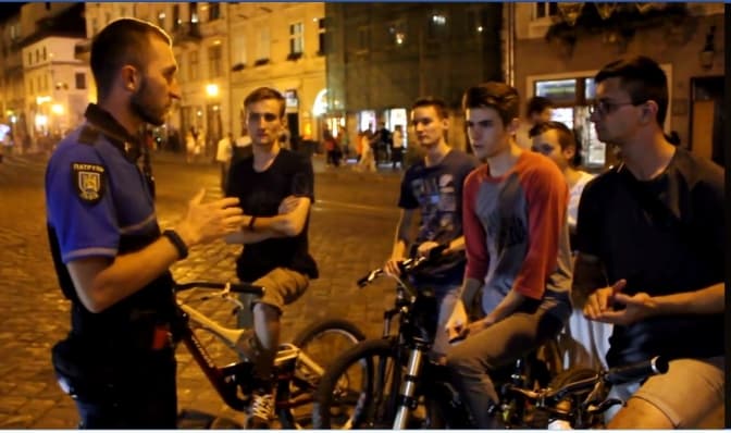 Польція Львова провела нічний велоквест. Відео