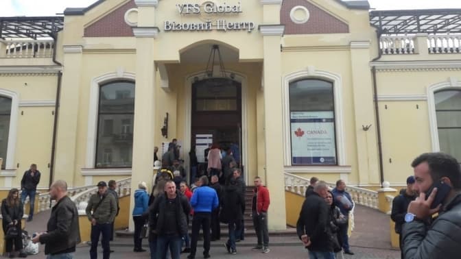 Відео дня. Величезна черга людей біля візового центру на Джерельній у Львові
