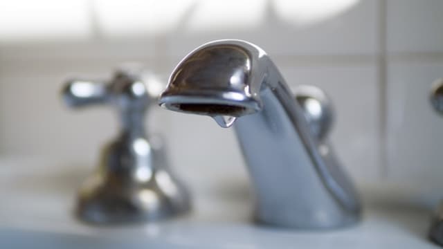 Десяток вулиць Львова залишилися без води. Коли відновлять