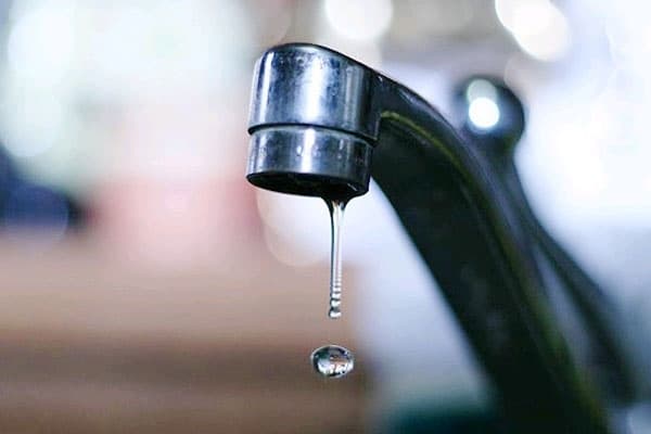 На бульварі Верховної Ради аварійники усувають пошкодження водогону