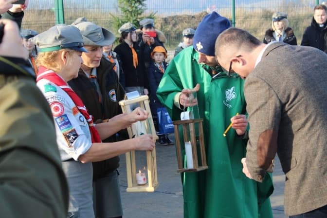Львівські пластуни отримали Вифлеємський вогонь миру від польських харцерів. Фото