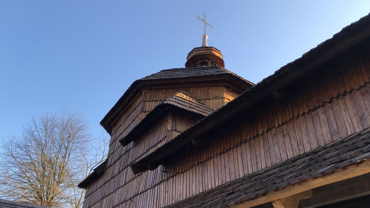 Без бляхи та з автентичним ґонтом. Як під Львовом відновлюють унікальні дерев’яні церкви
