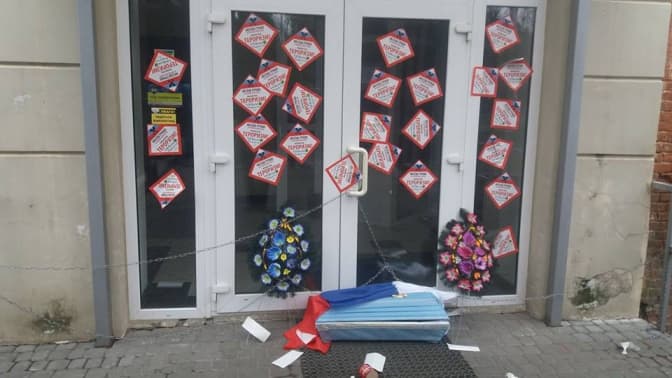 У Львові пікетували російський «ВіЕс банк». Фото