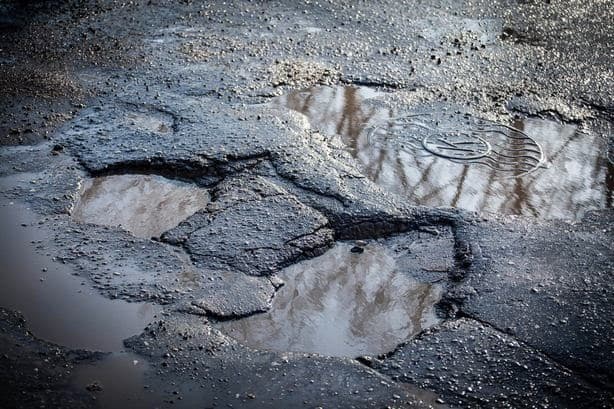 На Львівщині латають ями. Які траси ремонтують?