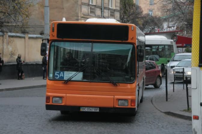 У Львові внесли зміни у чотири маршрути автобусів