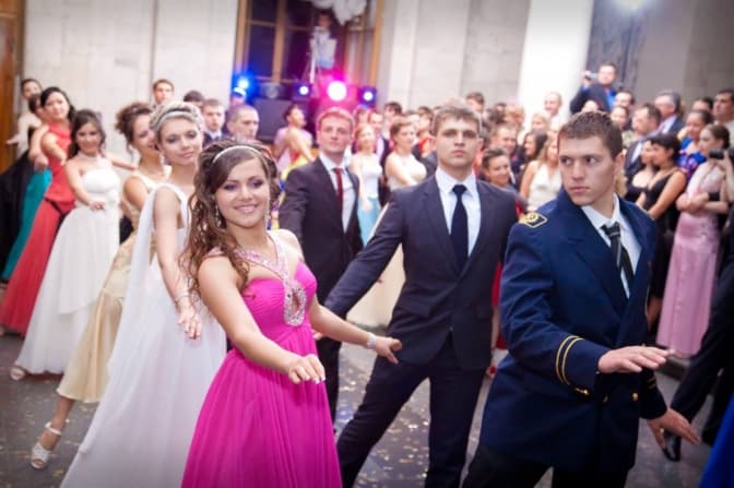 Випускний для всіх. Львів'яни дарують сукні та костюми вихованцям дитбудинків