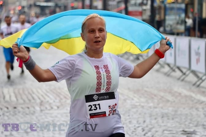 У центрі Львова відбувся святковий забіг у вишиванках. Фоторепортаж