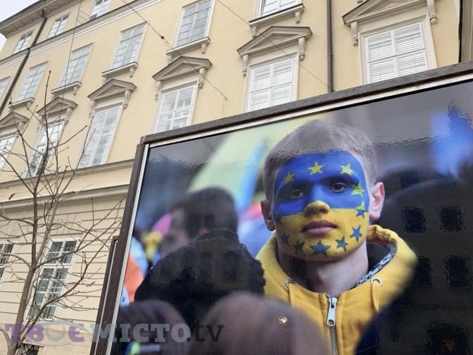 На площі Ринок відкрили виставку «Євромайдан у Львові. Початок». Фото