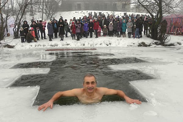 Незабаром свято Водохрещення: правила безпеки під час зимового купання