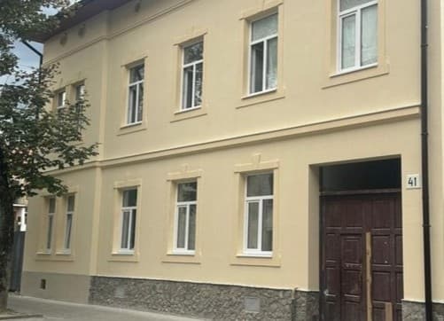 У Львові відновили ще кілька будинків, які постраждали від російського обстрілу минулого року