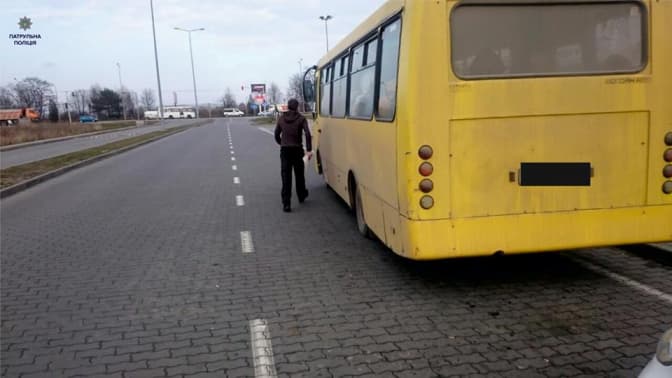 У Львові водії справляють природні потреби біля церкви