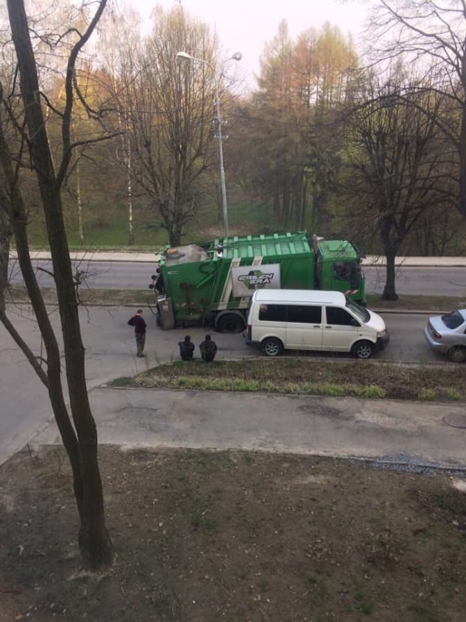 У Львові провалився сміттєвоз. Доповнено