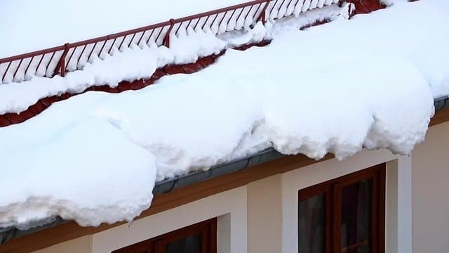Відлига у Львові: мешканців закликають не ходити поблизу будівель, через ризик падіння снігу і буруль
