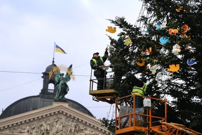 Фото дня: як у Львові прикрашали головну ялинку міста