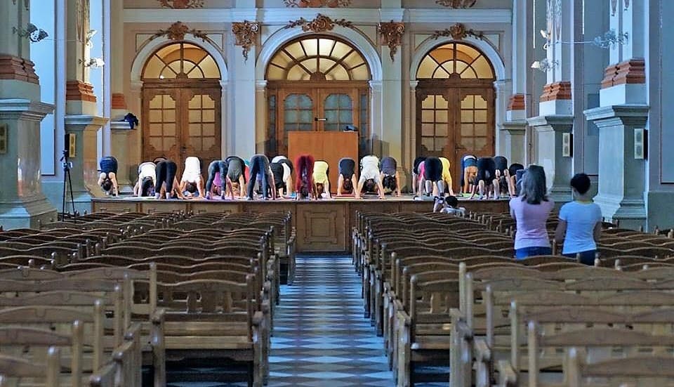 Чи є місце для йоги в католицькому храмі?