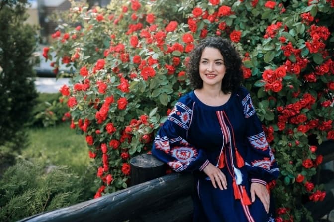 До Дня Незалежності піаністка Юлія Божик виконала гімн на Меморіалі Небесної Сотні. Відео