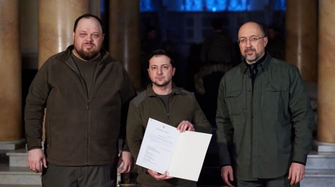 Зеленський підписав заявку на вступ до Євросоюзу
