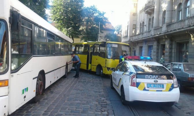 Ситуація на дорогах Львова: затор на Підвальній