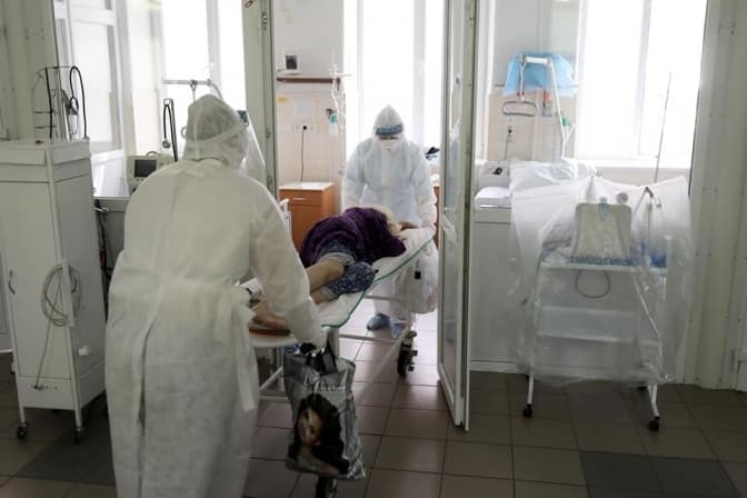 Унікальний випадок. У Львові 51-річну жінку із Covid-19, яка 47 днів перебувала у реанімації, перевели у звичайне відділення