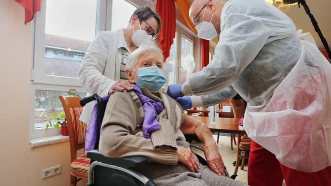 Тисяча гривень за вакцинацію. Як працюватиме анонсована ініціатива Зеленського