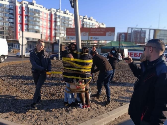 Фото з соцмереж. Акт самосуду над крадійками біля Галицького перехрестя у Львові