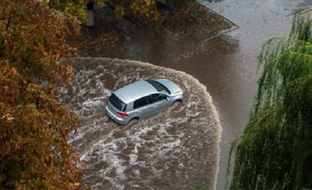 На вулиці Стуса у Львові стався витік води. Фото