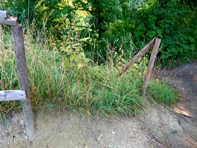 У Львові в парку «Знесіння» вандали виламали перила на багаття. Фото