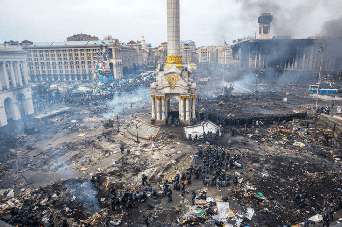 Одіозний політик домігся перегляду підручника з історії про події Революції Гідності