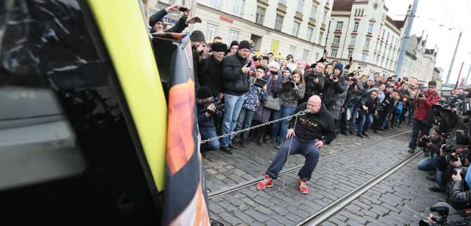 Фото дня: львівський «тягнизуб» встановив рекорд України
