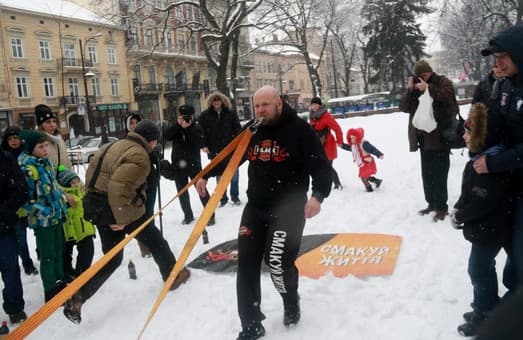 Львівський силач-благодійник встановив рекорд України. Фото, відео