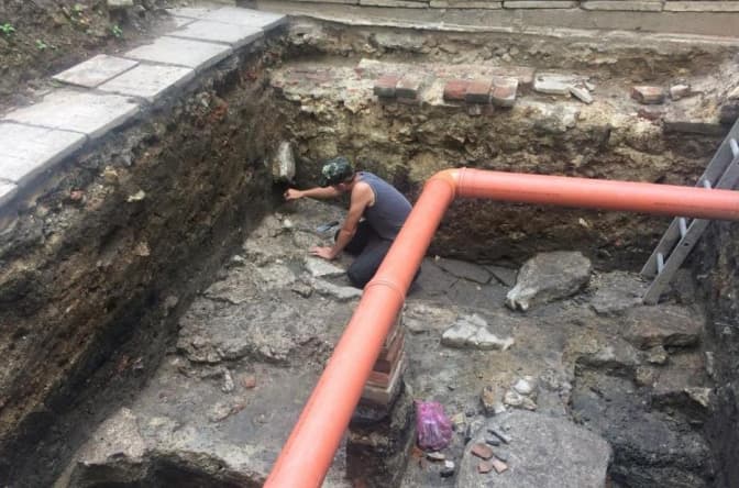 На площі Звенигородській у Львові знайшли кераміку княжого часу