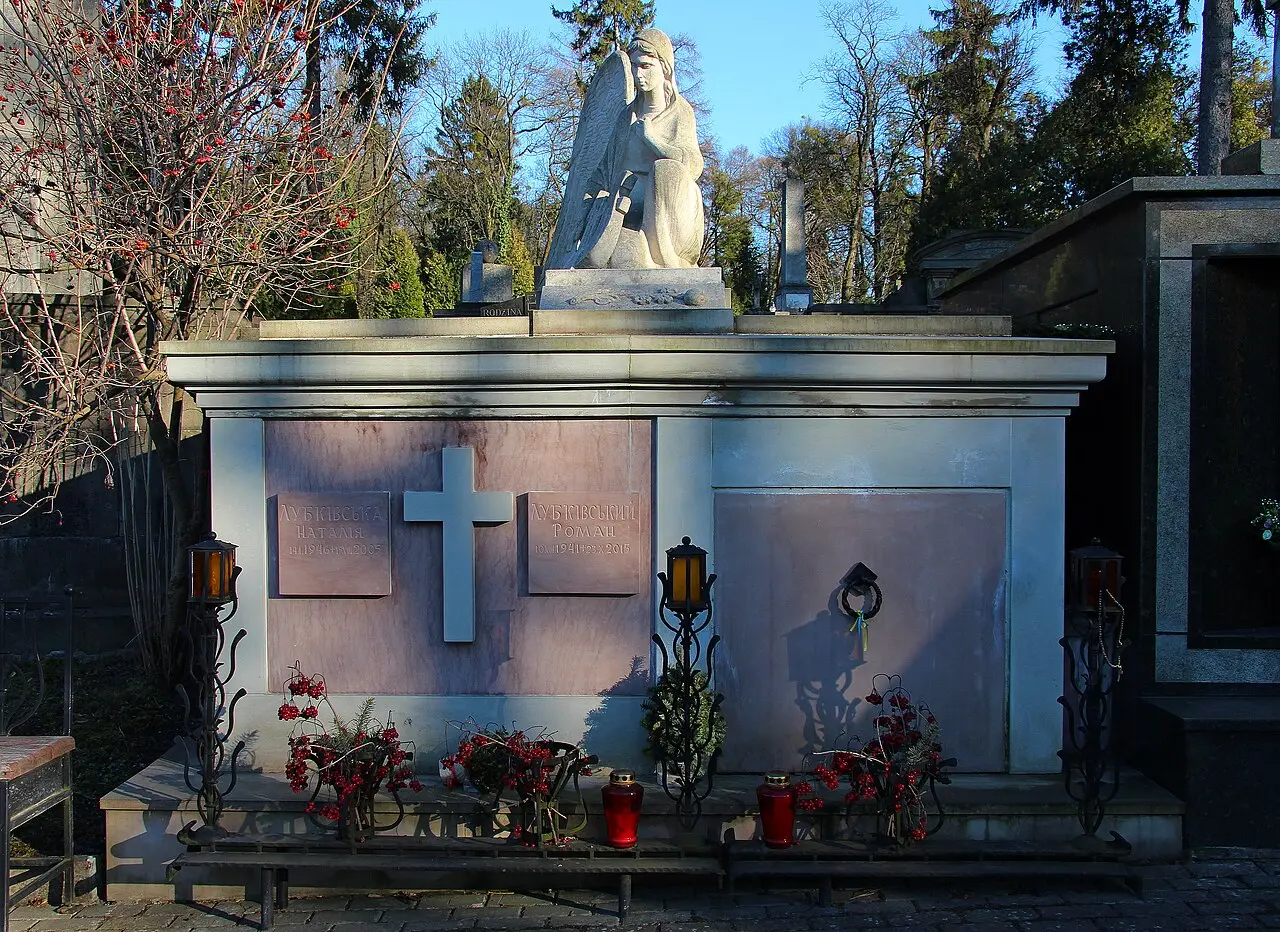 Родинний гробівець Лубківських на Личаківському цвинтарі у Львові